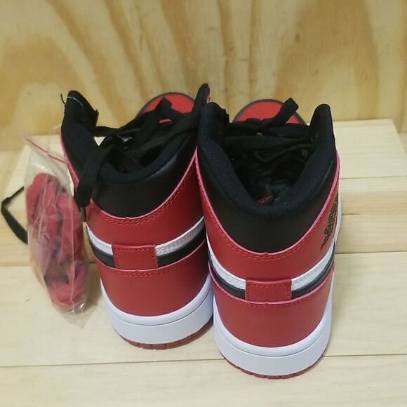 Nike Air Jordan 1 Mid Bred Toe White Fire Red  Wmn's size 7 - Picture 5 of 9